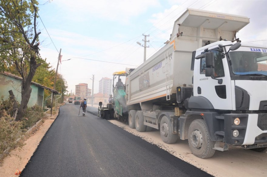 04.11.2019-eregli-belediyesi-sicak-asfaltta-hiz-kesmiyor-2.jpg