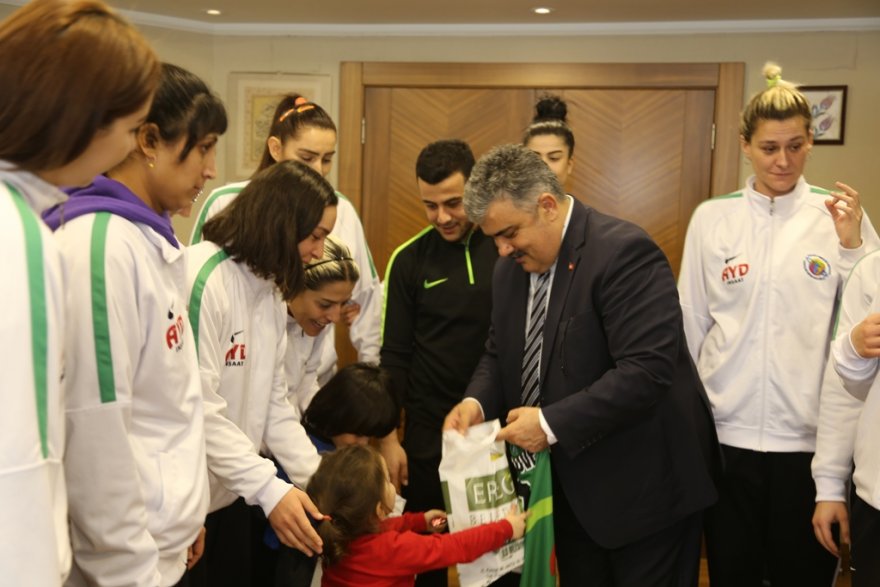 24.01.2019-voleybolculardan-baskan-ozguvene-ziyaret-3.jpg