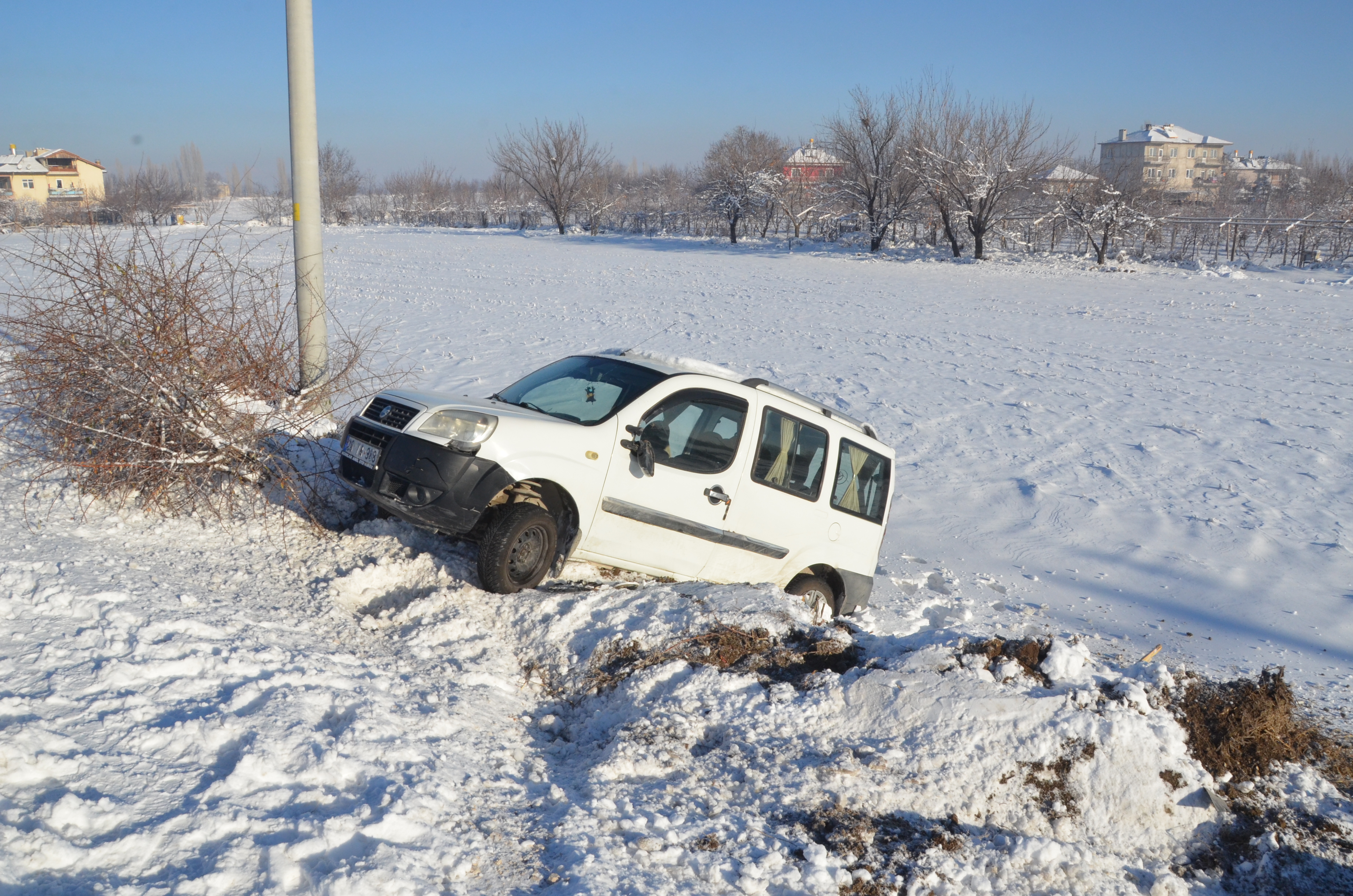 buzlu-bolgede-3-ayri-trafik-kazasi--3----------.jpg